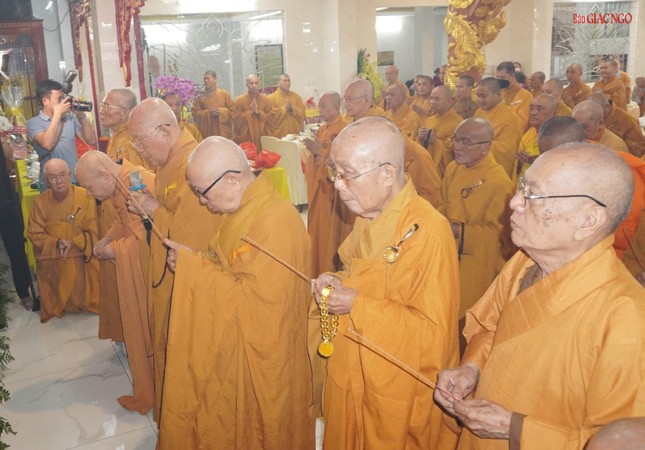 Chư tôn đức niêm hương tưởng niệm húy kỵ Trưởng lão Hòa thượng Thích Hiển Pháp Chư tôn đức niêm hương tưởng niệm húy kỵ Trưởng lão Hòa thượng Thích Hiển Pháp