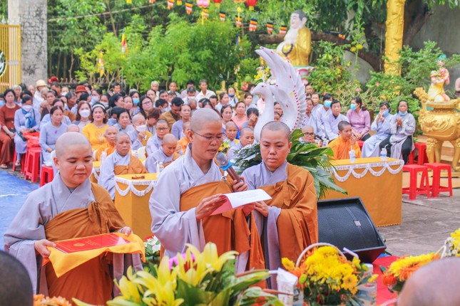 Sư cô Thích Nữ Giới Nguyện dâng lời phát nguyện