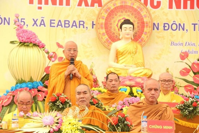 Hòa thượng Thích Giác Trí khuyến tấn đến Đại đức tân trụ trì