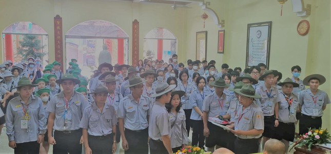 Huynh trưởng Nguyễn Thanh Minh trao quyết định đến Ban Quản trại