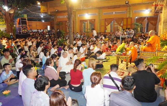 Đông đảo Phật tử về chùa Candaransi tối Rằm tháng 10 Đông đảo Phật tử về chùa Candaransi tối Rằm tháng 10