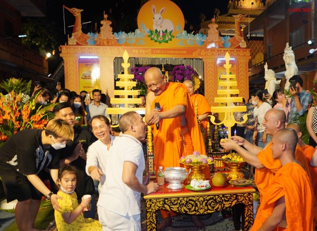 Nghi thức đút cốm dẹp theo truyền thống người Khmer Nghi thức đút cốm dẹp theo truyền thống người Khmer