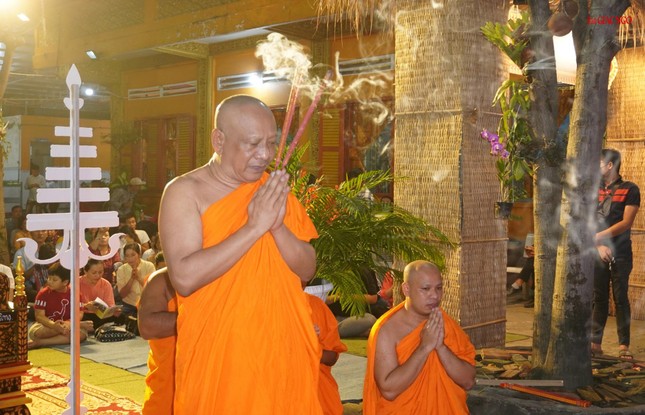 Trong ngày lễ Ok-om-bok, sau khi tiến hành lễ cúng trăng các sư và mọi người quây quần bên nhau để thưởng thức bánh trái, cốm dẹp Trong ngày lễ Ok-om-bok, sau khi tiến hành lễ cúng trăng các sư và mọi người quây quần bên nhau để thưởng thức bánh trái, cốm dẹp