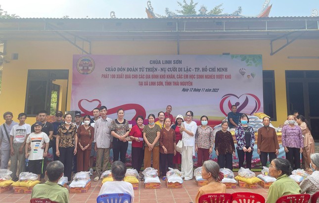 Tặng quà đến các gia đình khó khăn - Ảnh: P.Tồn