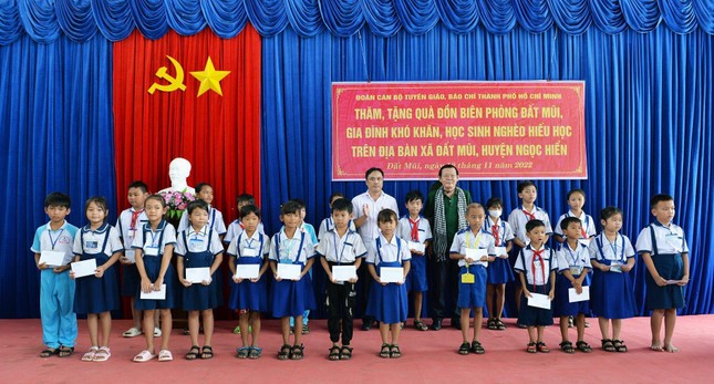Ông Nguyễn Tấn Phong, Chủ tịch Hội nhà báo TP.HCM cùng đại diện chính quyền trao tặng quà đến các em học sinh - Ảnh: Trần Thế Phong Ông Nguyễn Tấn Phong, Chủ tịch Hội nhà báo TP.HCM cùng đại diện chính quyền trao tặng quà đến các em học sinh - Ảnh: Trần Thế Phong
