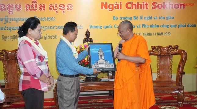 Hòa thượng Danh Lung tặng bức tranh tháp 4 sư liệt sĩ (Kiên Giang) - Biểu tượng truyền thống yêu nước của đồng bào Khmer Hòa thượng Danh Lung tặng bức tranh tháp 4 sư liệt sĩ (Kiên Giang) - Biểu tượng truyền thống yêu nước của đồng bào Khmer