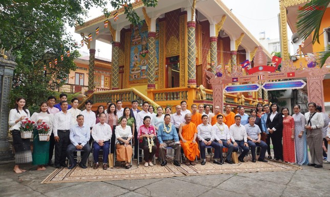 Chụp ảnh lưu niệm cùng đoàn Bộ Lễ nghi - Tôn giáo Campuchia tại chùa Candaransai Chụp ảnh lưu niệm cùng đoàn Bộ Lễ nghi - Tôn giáo Campuchia tại chùa Candaransai