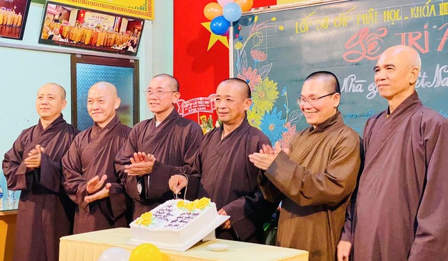 Chư tôn đức cắt bánh mừng ngày nhà giáo Việt Nam 20-11 - Ảnh: TT Chư tôn đức cắt bánh mừng ngày nhà giáo Việt Nam 20-11 - Ảnh: TT