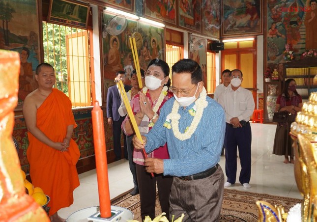 Ông Chhit Sokhon cùng phu nhân và phái đoàn dâng hương lễ Phật Ông Chhit Sokhon cùng phu nhân và phái đoàn dâng hương lễ Phật