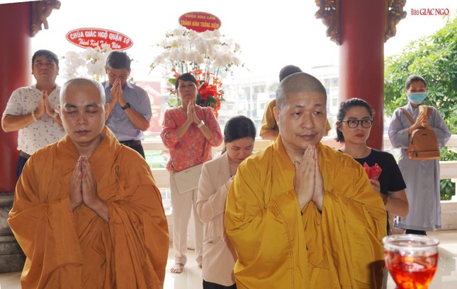 Thượng tọa Thích Quảng Minh, trụ trì chùa Pháp Hoa tác bạch cúng dường trai Tăng