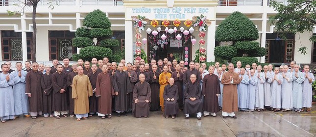 Lưu niệm cùng Tăng Ni sinh và Ban Giám hiệu Trường Trung cấp Phật học tỉnh Bình Thuận Lưu niệm cùng Tăng Ni sinh và Ban Giám hiệu Trường Trung cấp Phật học tỉnh Bình Thuận