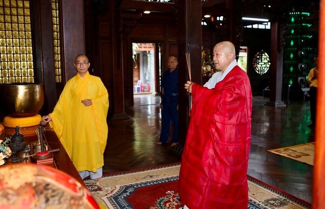 Lễ Phật tại chánh điện chùa Khải Đoan Lễ Phật tại chánh điện chùa Khải Đoan