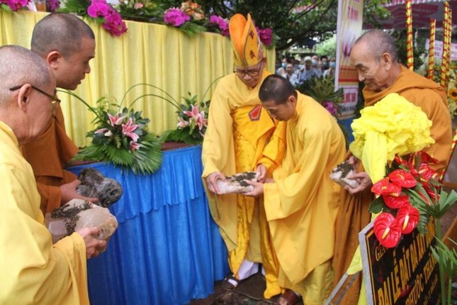 Chư tôn đức thực hiện nghi thức đặt đá xây dựng chùa Phước Thăng Chư tôn đức thực hiện nghi thức đặt đá xây dựng chùa Phước Thăng