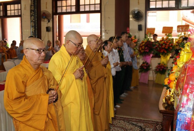 Chư tôn đức giáo phẩm và đại diện chính quyền tưởng niệm Chư tôn đức giáo phẩm và đại diện chính quyền tưởng niệm