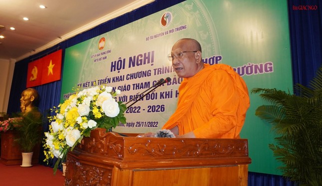 Hòa thượng Danh Lung trình bày tham luận