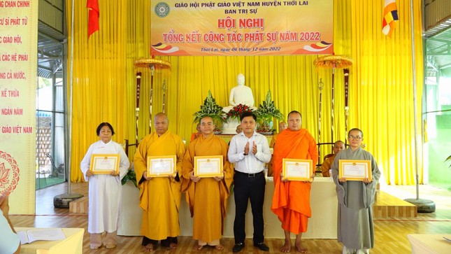 Chư Tăng Ni huyện Thới Lai nhận Giấy khen của chính quyền ghi nhận đóng góp trong các công tác an sinh xã hội năm 2022 trên địa bàn Chư Tăng Ni huyện Thới Lai nhận Giấy khen của chính quyền ghi nhận đóng góp trong các công tác an sinh xã hội năm 2022 trên địa bàn