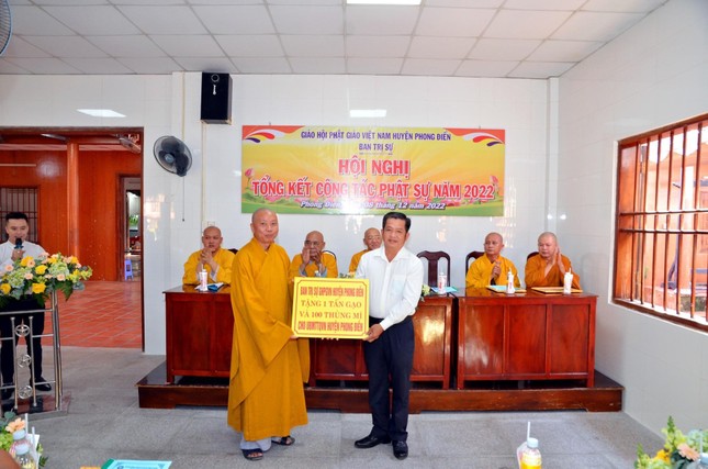 Phật giáo huyện Phong Điền trao quà ủng hộ Tết đến bà con