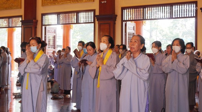 Phật tử trong khóa lễ tại chánh điện Phật tử trong khóa lễ tại chánh điện