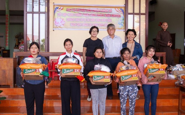 Tặng quà đến bà con khó khăn trên địa bàn Tặng quà đến bà con khó khăn trên địa bàn