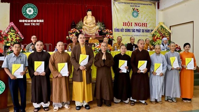 Trao quyết định đến các ban ngành Phật giáo TP.Buôn Ma Thuột nhiệm kỳ 2021-2026