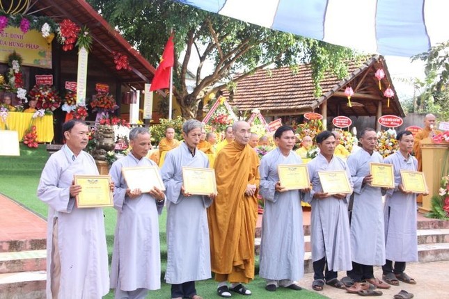 Hòa thượng Thích Giác Tiến trao Bằng tuyên dương công đức đến Phật tử