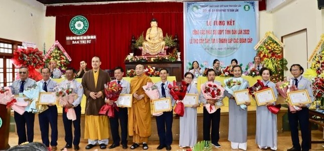 Chư tôn đức trao chứng chỉ Vạn Hạnh V đến các huynh trưởng Chư tôn đức trao chứng chỉ Vạn Hạnh V đến các huynh trưởng