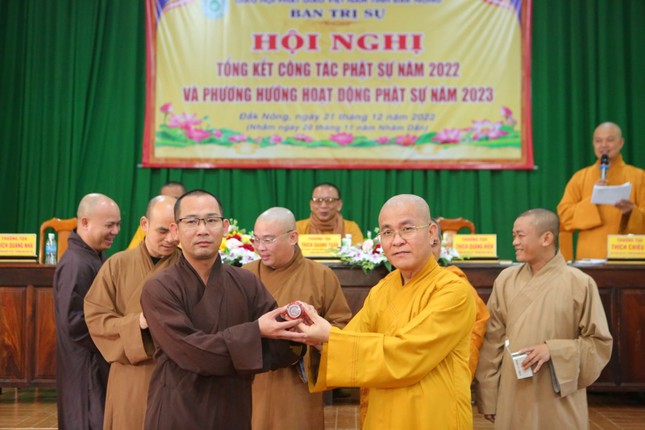Thượng tọa Thích Quảng Hiền trao con dấu đến các Trưởng ban chuyên môn để đi vào hoạt động Phật sự nhiệm kỳ mới