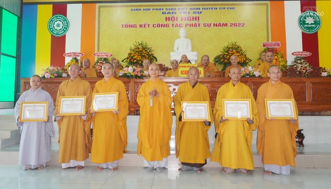 Thượng tọa Thích Thiện Quý, Phó ban kiêm Chánh Thư ký Ban Trị sự TP.HCM trao Bằng tuyên dương công đức