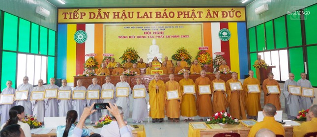 Thượng tọa Thích Trung Nguyện, Phó Thư ký kiêm Chánh Văn phòng Ban Trị sự GHPGVN TP.HCM trao bằng công đức của Phật giáo Thành phố