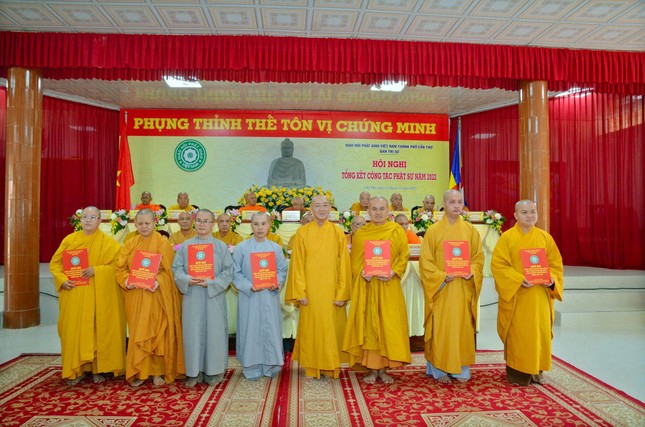 Thượng tọa Thích Bình Tâm trao quyết định đến các ban chuyên môn