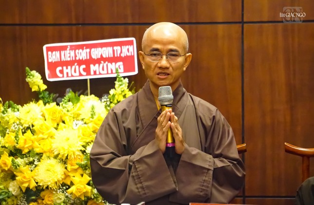 Thượng tọa Thích Thiện Quý phát biểu tại hội nghị