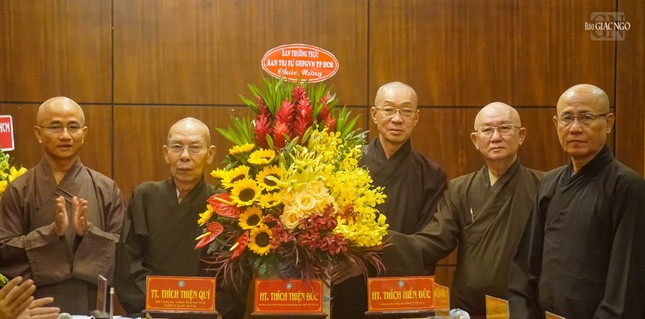 Ban Thường trực Ban Trị sự GHPGVN TP.HCM tặng lẵng hoa chúc mừng