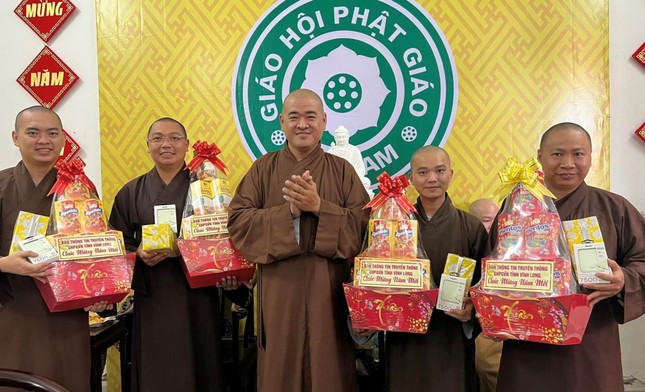 Đại đức Thích Tâm Đạo tặng quà chức mừng năm mới tới các thành viên của ban Đại đức Thích Tâm Đạo tặng quà chức mừng năm mới tới các thành viên của ban