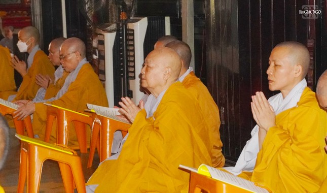 Chư Ni môn phái tổ đình Vĩnh Nghiêm trong khóa tụng kinh tại chánh điện Chư Ni môn phái tổ đình Vĩnh Nghiêm trong khóa tụng kinh tại chánh điện