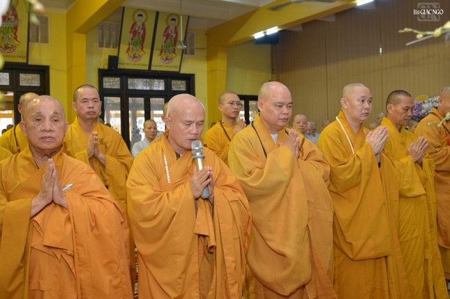 Thượng tọa Thích Giác Dũng đại diện tứ chúng tổ đình Vĩnh Nghiêm tác bạch cúng dường Thượng tọa Thích Giác Dũng đại diện tứ chúng tổ đình Vĩnh Nghiêm tác bạch cúng dường