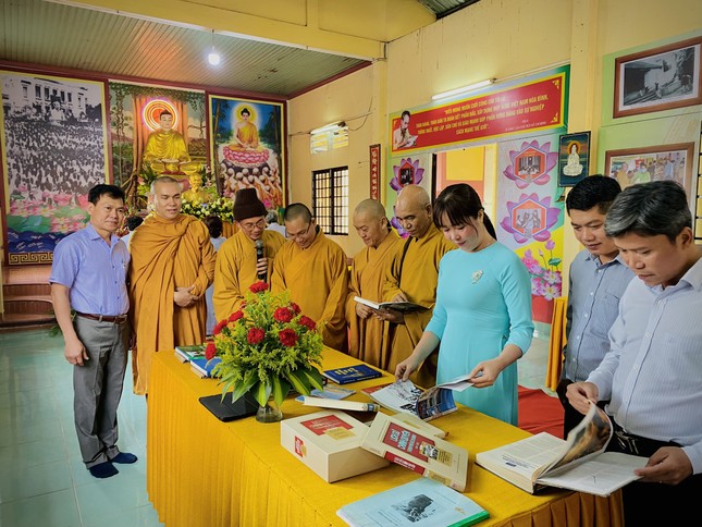 Không gian văn hóa Hồ Chí Minh tại chùa Pháp Bửu có các hình ảnh, sách, báo... giới thiệu về Chủ tịch Hồ Chí Minh