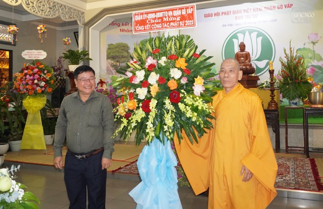 Thượng tọa Thích Giác Trí đón nhận lẵng hoa chúc mừng từ ông Thân Trọng Minh, Chủ tịch UBMTTQVN quận Gò Vấp