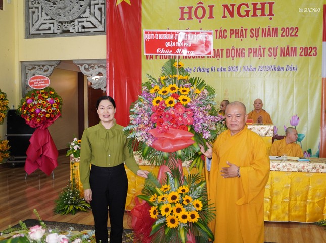 Lẵng hoa chúc mừng của chính quyền quận Tân Phú