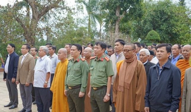 Đại biểu đặt vòng hoa tại Nhà tưởng niệm Chủ tịch Hồ Chí Minh Đại biểu đặt vòng hoa tại Nhà tưởng niệm Chủ tịch Hồ Chí Minh