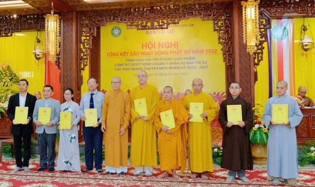 Hòa thượng Thích Châu Quang trao quyết định chuẩn y đến Ban Hướng dẫn Phật tử GHPGVN tỉnh Đắk Lắk Hòa thượng Thích Châu Quang trao quyết định chuẩn y đến Ban Hướng dẫn Phật tử GHPGVN tỉnh Đắk Lắk