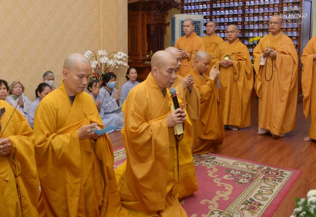 Thượng Tọa Thích Quảng Chơn, Trưởng ban Nghi lễ GHPGVN TP.HCM cùng Ban Kinh sư thực hiện khóa lễ cung tiến Giác linh
