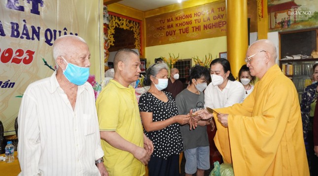 Hòa thượng Thích Giác Thuận trao phong bì mừng năm mới đến bà con