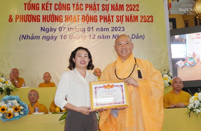 Ủy ban MTTQVN quận 4 trao giấy khen đến tập thể Ban Trị sự GHPGVN quận 4