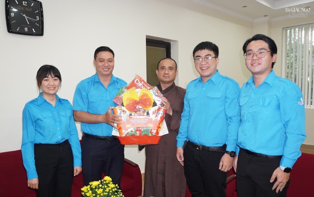 Anh Doãn Trường Quang cùng thành viên đoàn tặng quà chúc mừng Tết tại Báo Giác Ngộ Anh Doãn Trường Quang cùng thành viên đoàn tặng quà chúc mừng Tết tại Báo Giác Ngộ