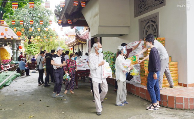 Tặng trên 2.000 phần quà đến bà con khó khăn, người khuyết tật trên địa bàn TP.Thủ Đức tại Chùa Nam Thiên Nhất Trụ Tặng trên 2.000 phần quà đến bà con khó khăn, người khuyết tật trên địa bàn TP.Thủ Đức tại Chùa Nam Thiên Nhất Trụ