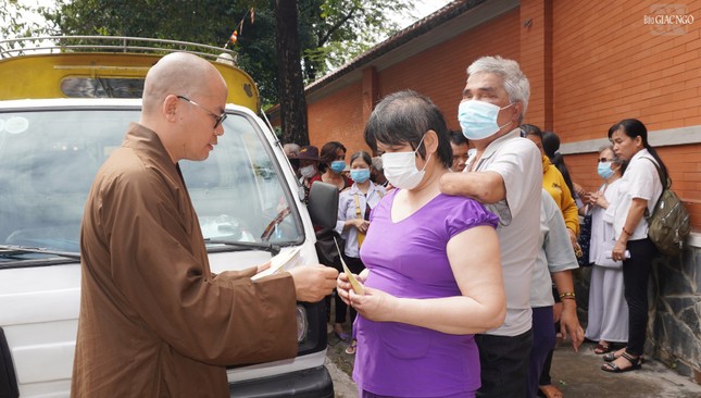 Đại đức Thích Minh Đạo, trụ trì chùa Nam Thiên Nhất Trụ trao quà Tết đến người khiếm thị Đại đức Thích Minh Đạo, trụ trì chùa Nam Thiên Nhất Trụ trao quà Tết đến người khiếm thị