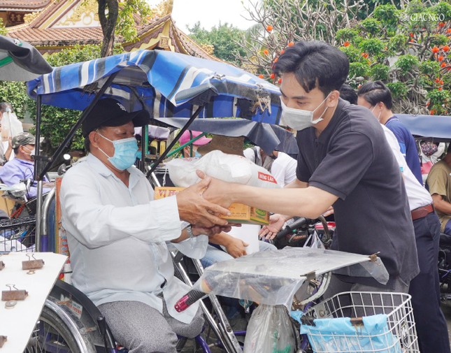 Các bạn tình nguyện viện hỗ trợ tặng quà Các bạn tình nguyện viện hỗ trợ tặng quà