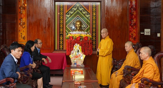 Ông Y Quang BKrông, Phó Chủ tịch Thường trực Hội đồng Nhân dân tỉnh cùng các thành viên đón tiếp đoàn Ông Y Quang BKrông, Phó Chủ tịch Thường trực Hội đồng Nhân dân tỉnh cùng các thành viên đón tiếp đoàn