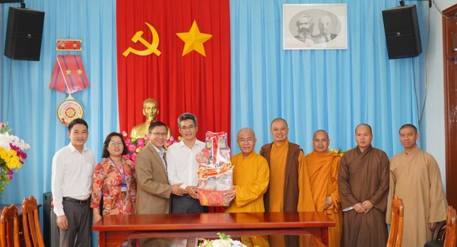 Ông Bùi Hiếu, Phó Giám đốc Sở Nội vụ cùng các thành viên đón tiếp đoàn Ông Bùi Hiếu, Phó Giám đốc Sở Nội vụ cùng các thành viên đón tiếp đoàn