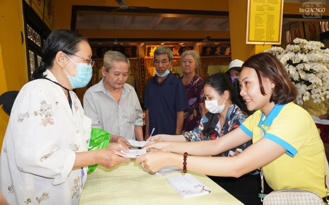 Đại diện các phường trao quà tặng của Ban Tổ chức đến người dân đón Tết Đại diện các phường trao quà tặng của Ban Tổ chức đến người dân đón Tết